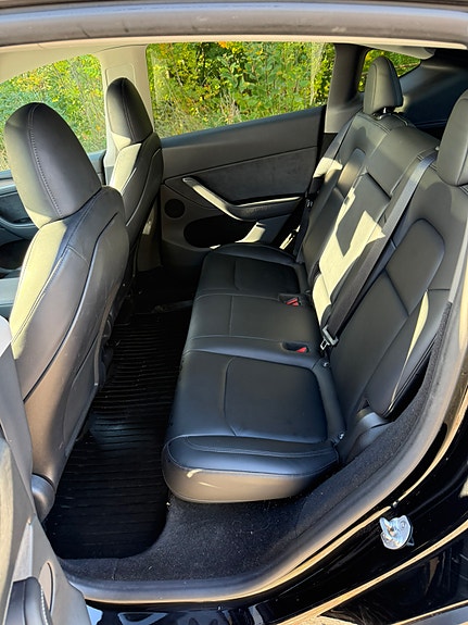 Tesla Model Y 10 of 19