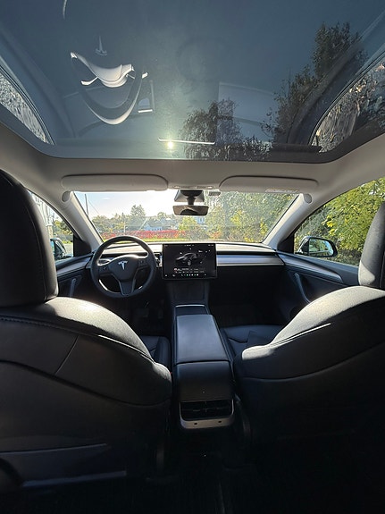 Tesla Model Y 12 of 19