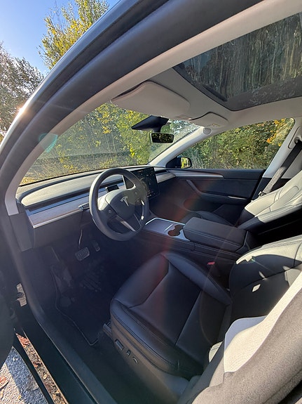 Tesla Model Y 11 of 19