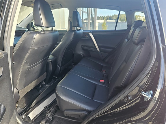 Toyota RAV4 7 of 18
