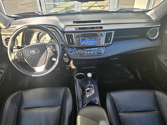 Toyota RAV4 8 of 18