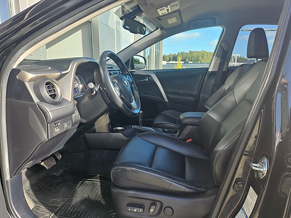 Toyota RAV4 6 of 18