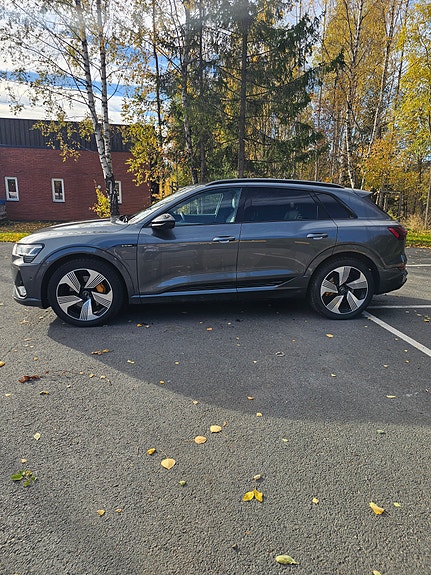 Audi e-tron 4 of 29