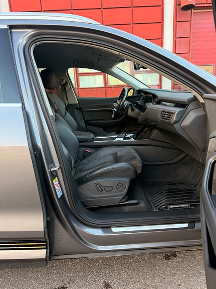 Audi e-tron 16 of 30