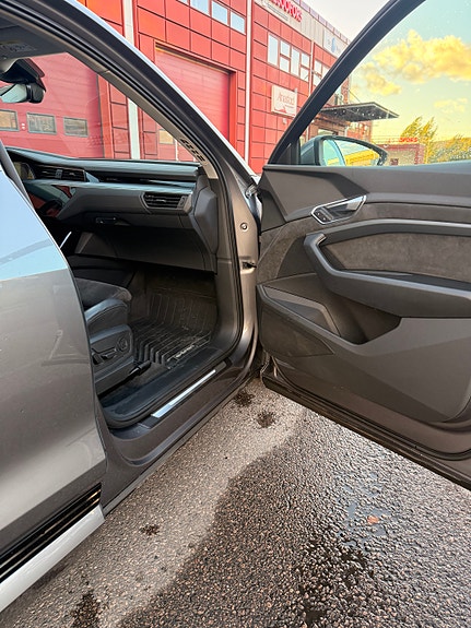 Audi e-tron 14 of 30
