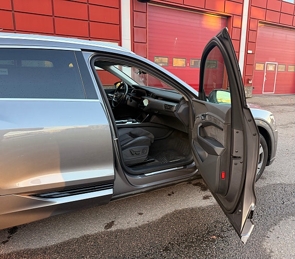 Audi e-tron 12 of 30