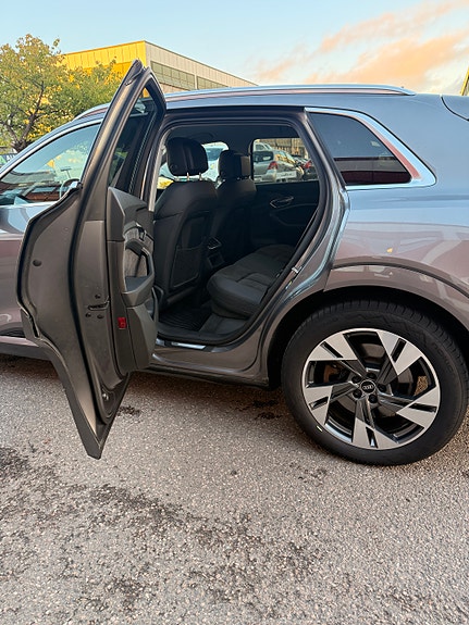 Audi e-tron 29 of 30