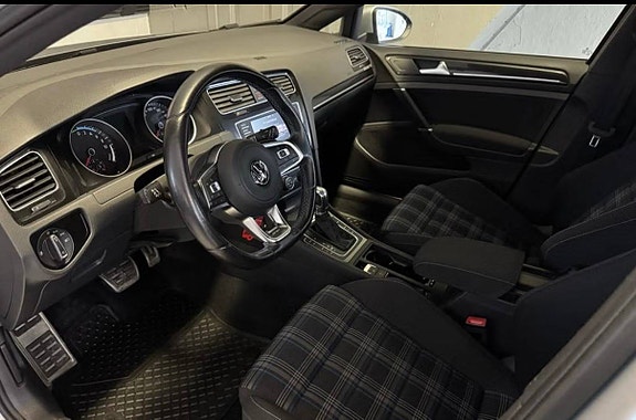 Volkswagen Golf VII 10 of 11