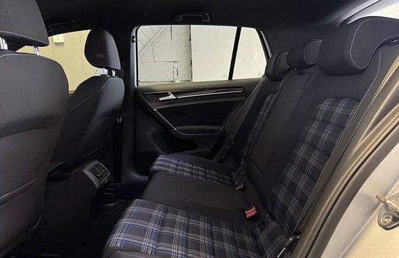 Volkswagen Golf VII 9 of 11