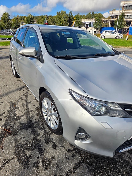 Toyota Auris 2 of 29
