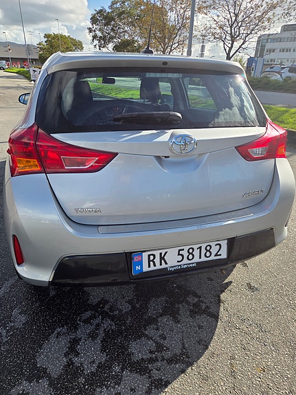 Toyota Auris 7 of 29