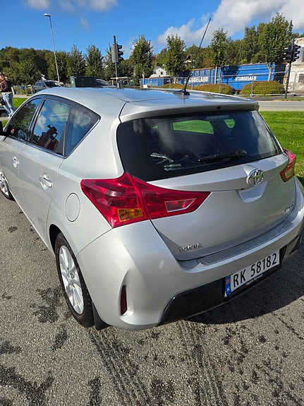 Toyota Auris 5 of 29