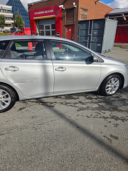 Toyota Auris 4 of 29