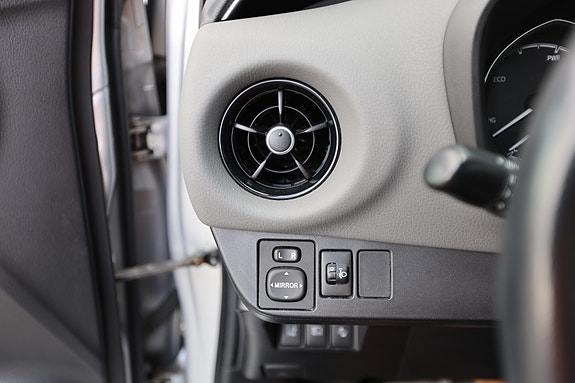 Toyota Yaris 8 of 30