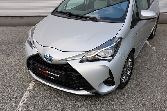 Toyota Yaris 2 of 30