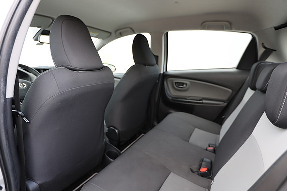 Toyota Yaris 13 of 30