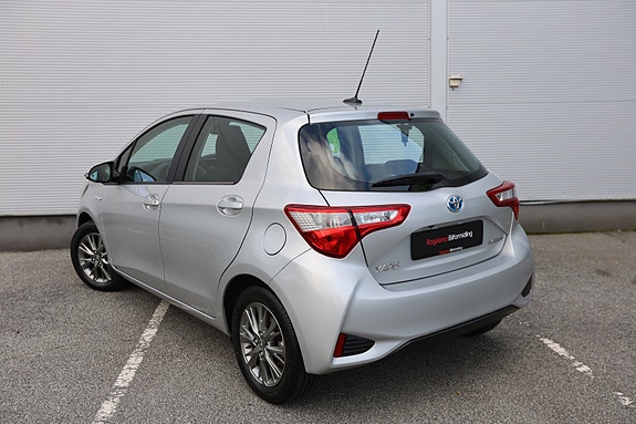 Toyota Yaris 4 of 30