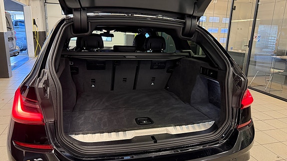 BMW 330e 14 of 29