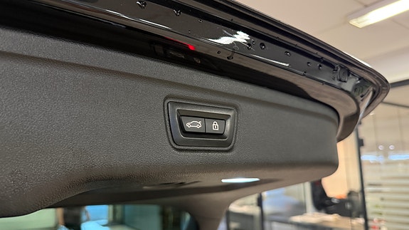 BMW 330e 16 of 29