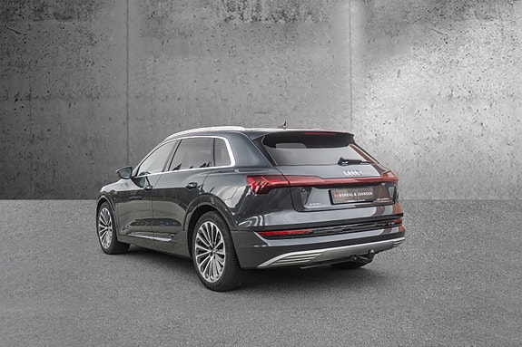 Audi e-tron 10 of 28