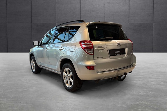 Toyota RAV4 3 of 23
