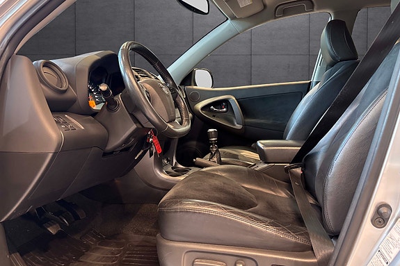 Toyota RAV4 9 of 23