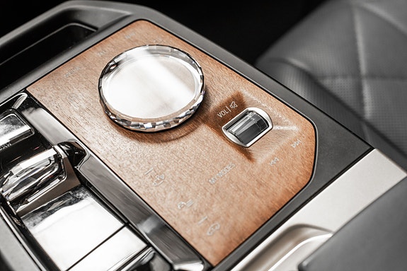 BMW iX 13 of 30