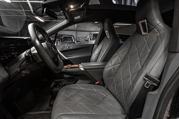 BMW iX 10 of 30