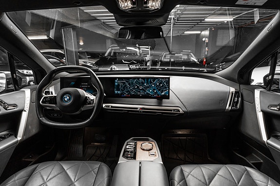 BMW iX 17 of 30