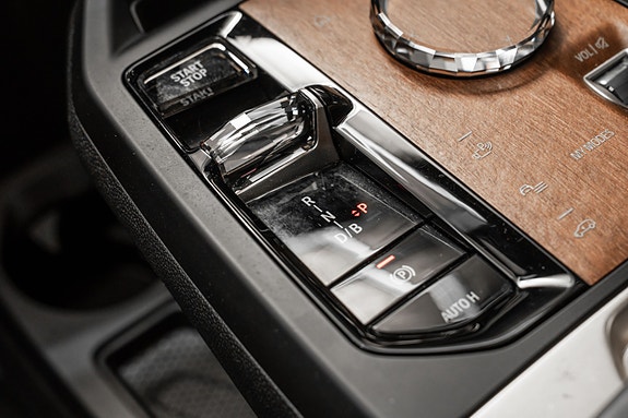 BMW iX 12 of 30