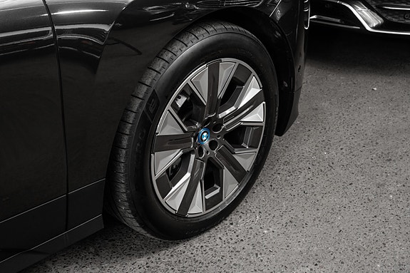 BMW iX 9 of 30