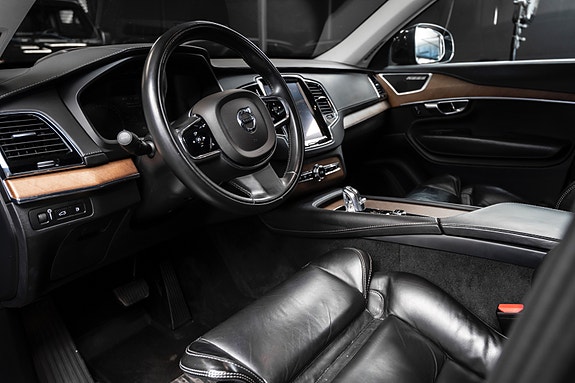 Volvo XC90 13 of 30