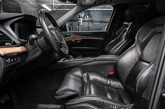 Volvo XC90 10 of 30