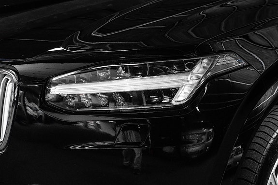 Volvo XC90 2 of 30
