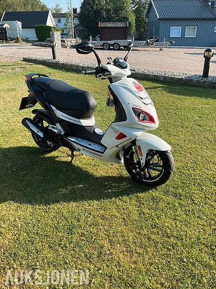 Peugeot Speedfight 2 2 of 12