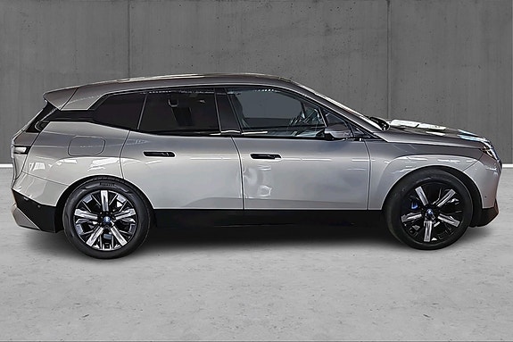 BMW iX 4 of 19