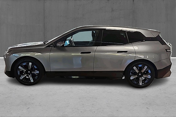 BMW iX 8 of 19