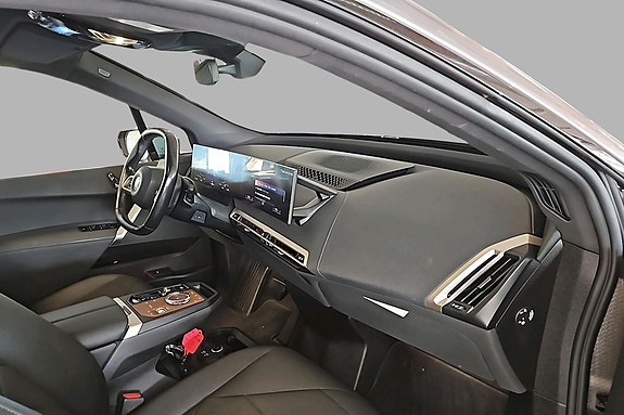 BMW iX 11 of 19