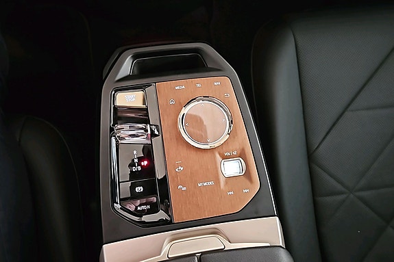 BMW iX 16 of 19