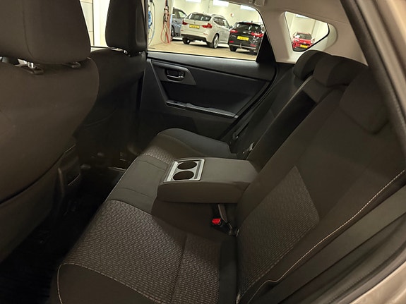 Toyota Auris 24 of 30