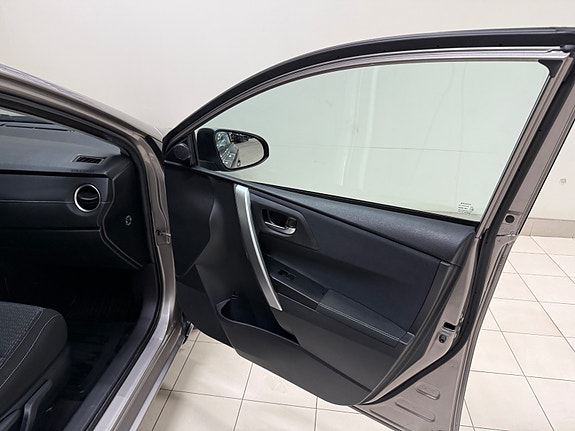 Toyota Auris 22 of 30