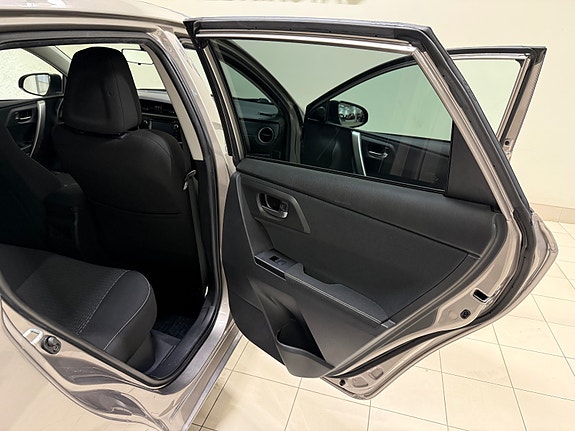 Toyota Auris 18 of 30