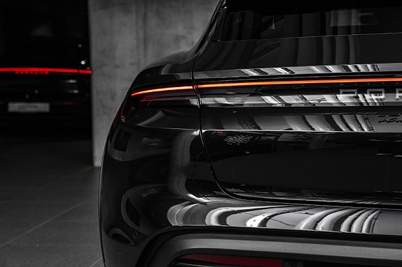 Porsche Taycan 9 of 30