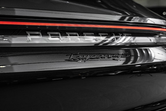 Porsche Taycan 10 of 30