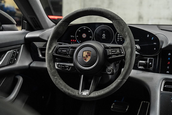 Porsche Taycan 17 of 30