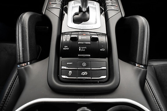 Porsche Cayenne GTS 18 of 30