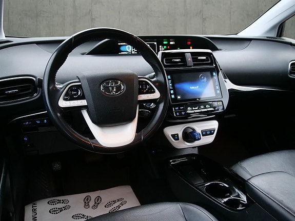 Toyota Prius 13 of 24