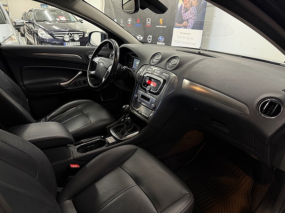 Ford Mondeo 19 of 26