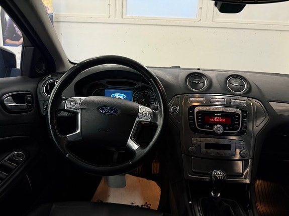 Ford Mondeo 22 of 26
