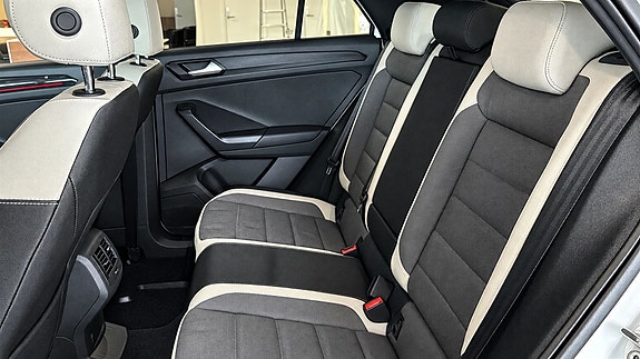 Volkswagen T-Roc 8 of 12
